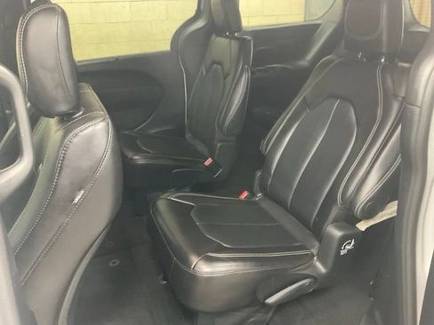 Used 2025 Chrysler Pacifica Select FWD image 12