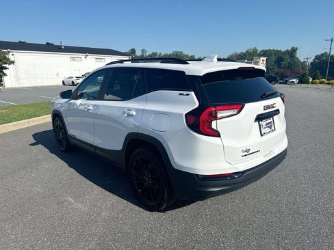 Used 2024 GMC Terrain SLE w/ Driver Convenience Package FWD image 5