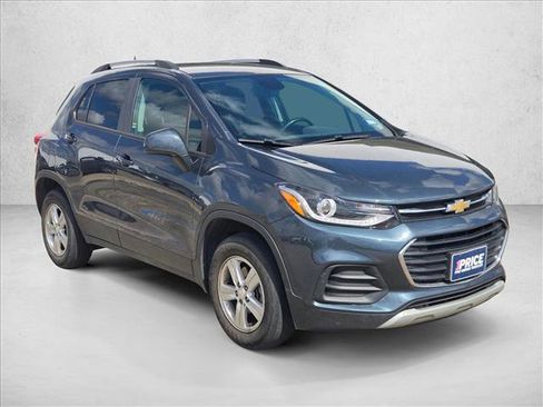 Used 2022 Chevrolet Trax LT w/ LT Convenience Package image 3
