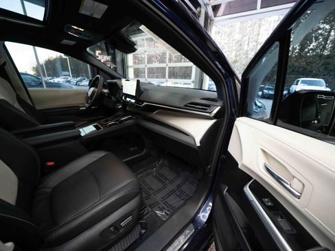 Used 2025 Toyota Sienna Platinum image 27