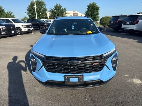 Used 2024 Chevrolet Trax RS w/ Sunroof Package FWD image 2