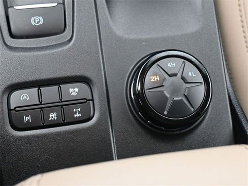 Used 2025 Ford Ranger Lariat w/ Chrome Accent Package image 28