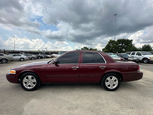Used 2011 Ford Crown Victoria LX w/ Comfort Appearance Pkg RWD image 3