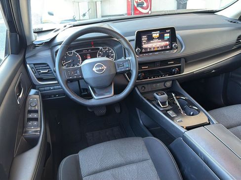 Used 2025 Nissan Rogue SV FWD image 18