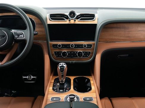Certified 2025 Bentley Bentayga Extended Wheelbase AWD/4WD image 32