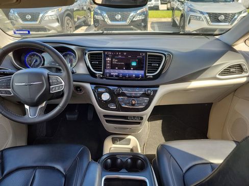 Used 2023 Chrysler Pacifica Touring-L FWD image 16
