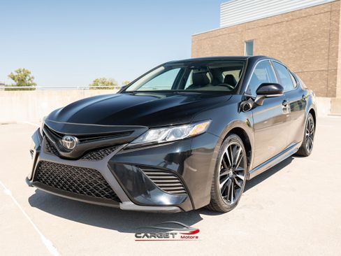 Used 2019 Toyota Camry SE w/ Convenience Package image 3