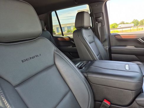 Used 2025 GMC Yukon Denali RWD image 36