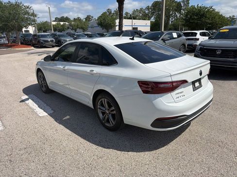 Certified 2023 Volkswagen Jetta SE w/ Panoramic Sunroof Package FWD image 5