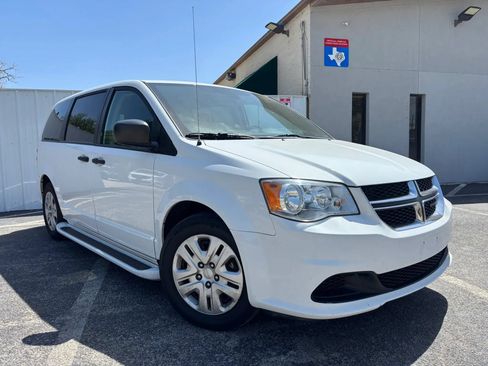 Used 2019 Dodge Grand Caravan SE w/ UConnect Hands-Free Group FWD image 7