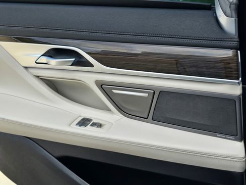 Used 2021 BMW 740i w/ Premium Package image 18