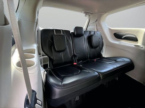 Certified 2023 Chrysler Pacifica Touring-L FWD image 24