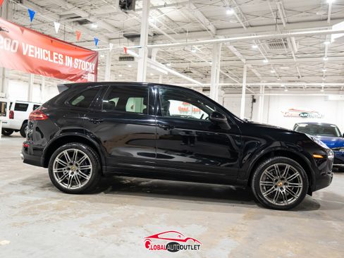 Used 2017 Porsche Cayenne Platinum Edition w/ Premium Package (PJV) image 8