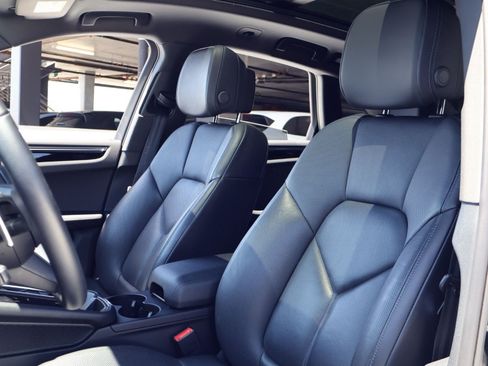 Certified 2024 Porsche Macan AWD/4WD image 5