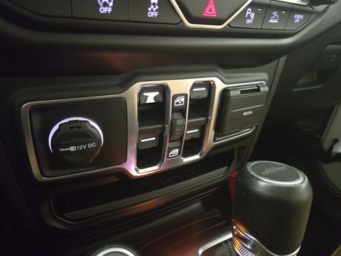 Used 2020 Jeep Gladiator Overland image 26