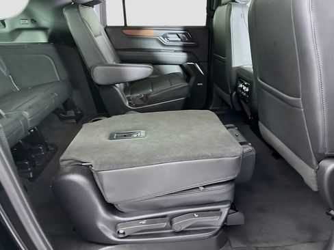 Used 2025 GMC Yukon XL Denali RWD image 31