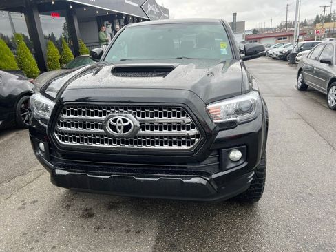 Used 2017 Toyota Tacoma TRD Sport w/ Tow Package image 2