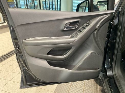 Used 2020 Chevrolet Trax LT image 9