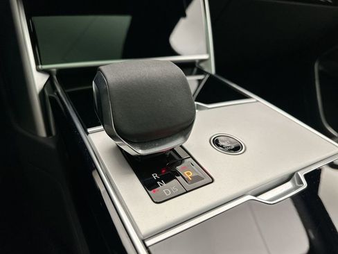 Certified 2025 Land Rover Range Rover SE image 24