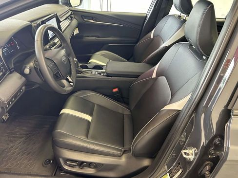 Used 2025 Toyota Camry SE w/ Convenience Package FWD image 16