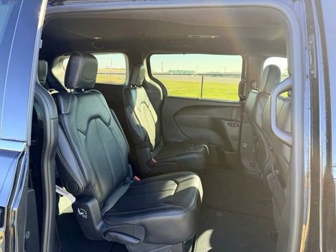 Used 2025 Chrysler Pacifica Select image 9