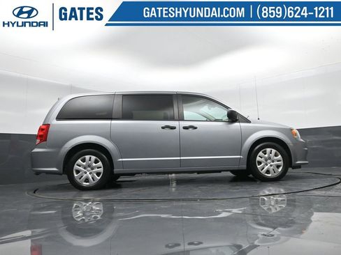 Used 2019 Dodge Grand Caravan SE w/ UConnect Hands-Free Group image 30