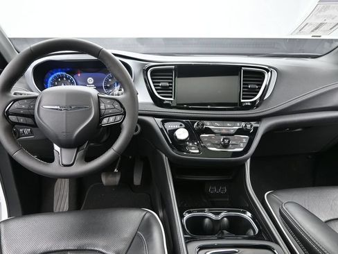 Used 2025 Chrysler Pacifica Limited FWD image 27