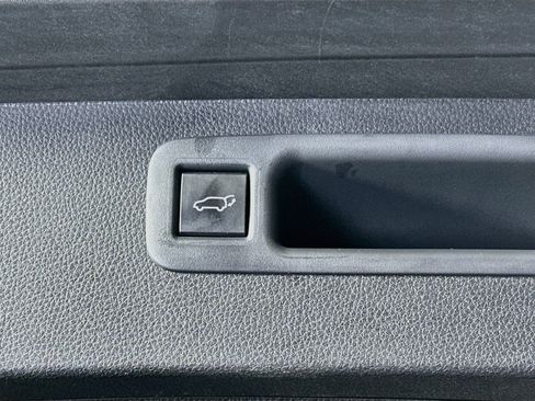 Used 2022 Toyota Highlander LE FWD image 30