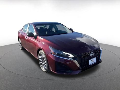 Used 2025 Nissan Altima 2.5 SV image 3