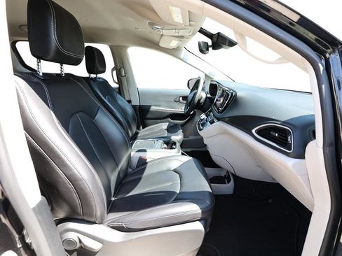 Used 2024 Chrysler Pacifica Touring-L FWD image 20