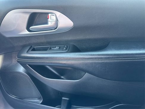 Used 2018 Chrysler Pacifica Touring-L Plus w/ S Appearance Package FWD image 29