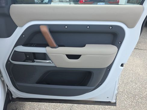 Used 2020 Land Rover Defender 110 SE image 11