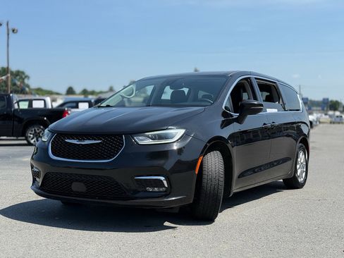 Used 2023 Chrysler Pacifica Touring-L FWD image 3
