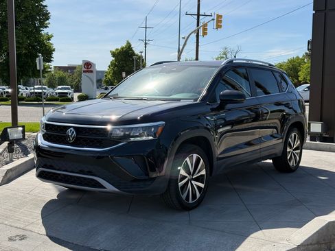Used 2023 Volkswagen Taos SE w/ Panoramic Sunroof Package AWD/4WD image 10