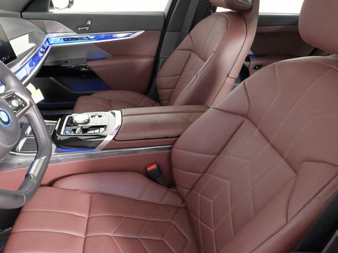 Used 2024 BMW i7 xDrive60 w/ Executive Package image 29