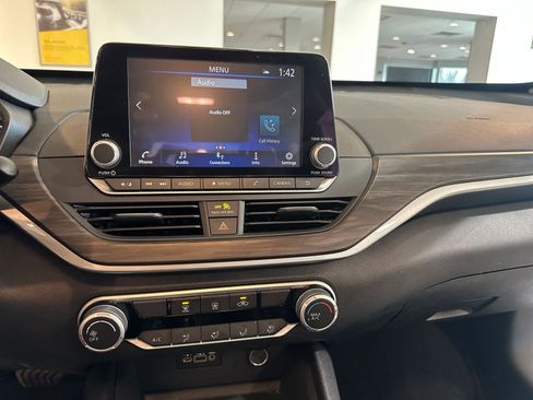 Used 2025 Nissan Altima 2.5 SV image 17