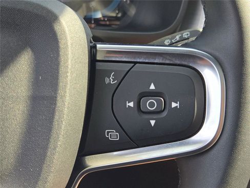 Used 2024 Volvo XC40 B5 Core image 37