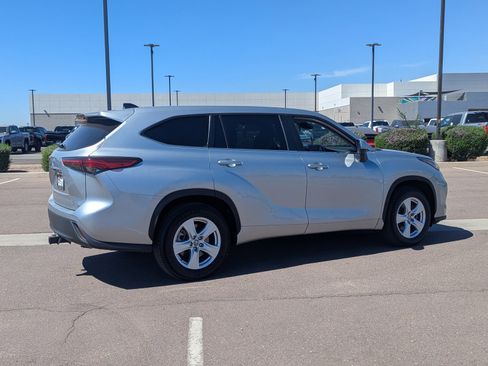 Used 2023 Toyota Highlander L image 5
