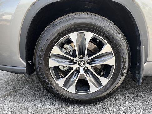 Certified 2025 Toyota Highlander XLE image 8