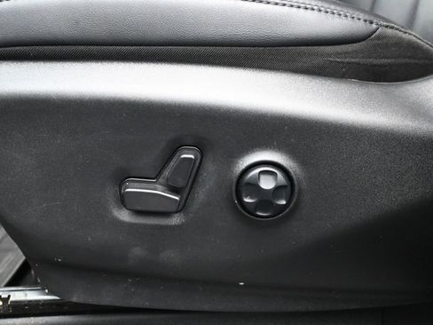 Used 2025 Chrysler Pacifica Select image 11