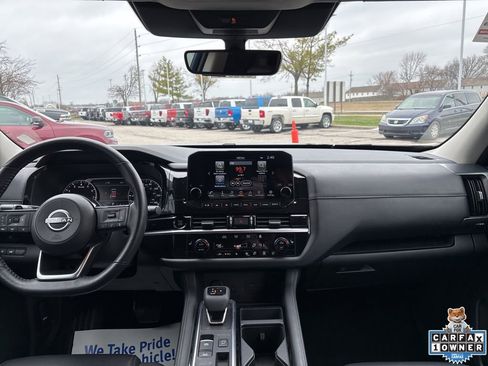 Used 2025 Nissan Pathfinder SL FWD image 2