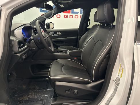 New 2026 Chrysler Pacifica Limited w/ Uconnect Theater Family Group image 16