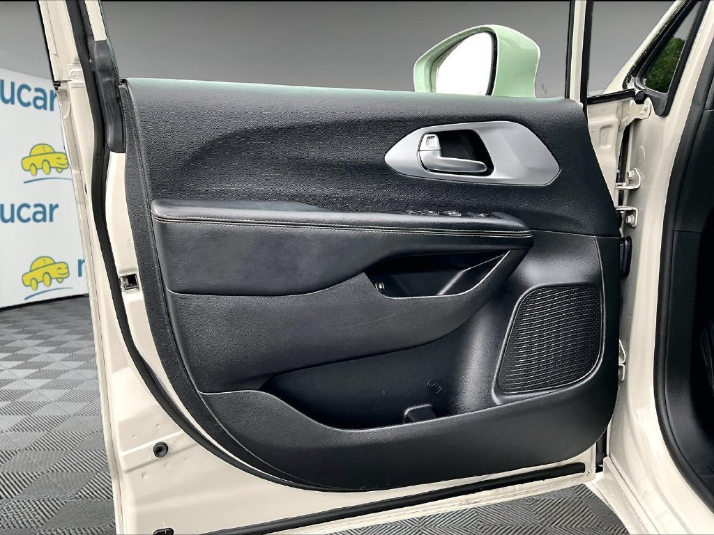 Used 2021 Chrysler Pacifica Touring w/ S Appearance Package FWD image 9