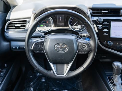 Used 2020 Toyota Camry SE FWD image 12