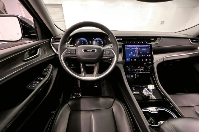 Used 2023 Jeep Grand Cherokee Limited w/ Black Appearance Package AWD/4WD image 6