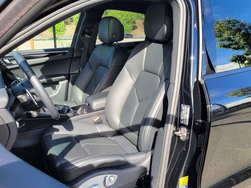 Used 2025 Porsche Macan image 5