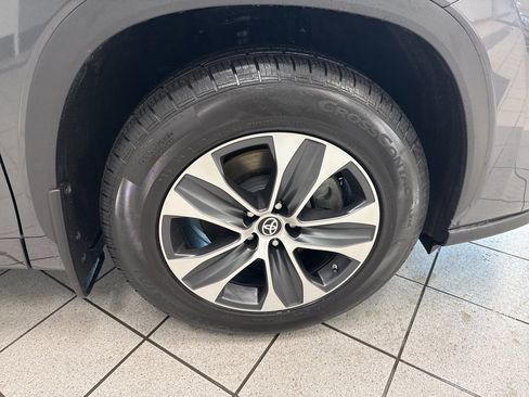 Used 2024 Toyota Highlander XLE image 16