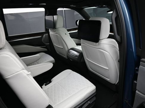 Used 2025 Cadillac Escalade ESV Sport Platinum AWD/4WD image 33