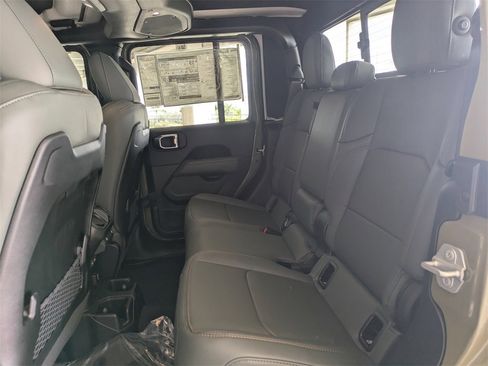 New 2025 Jeep Gladiator Mojave image 16