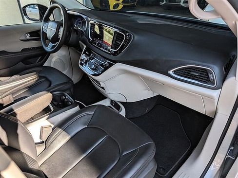 Used 2024 Chrysler Pacifica Touring-L FWD image 4